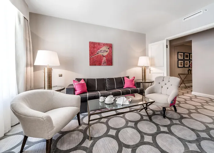 Grand Palace - Small Luxury Of The World Готель